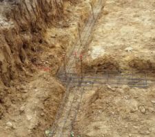 Terrassement fini. 
Le vide sanitaire s'organise.
8 rangs de parpaings sont pr&eacute;vus.