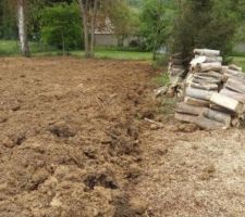 L'arri&eacute;re du terrain avec de la terre &eacute;tal&eacute;e pour rendre le terrain plat.