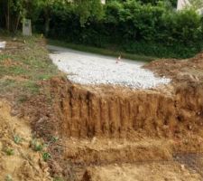 Le terrassement fini pour lentree, la maison et le garage.