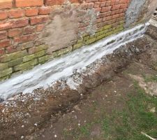 Mortier de chaux pour rejointoyer tout le soubassement en grès avant drainage.