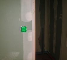 Les interrupteurs des miroirs des salles d'eau se trouent dans les couloirs