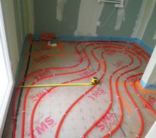 Tuyaux du plancher chauffant sous la douche...