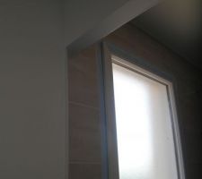 Les fa&iuml;ences d&eacute;bordent dans l'embrasure de la porte coulissante dans la chambre