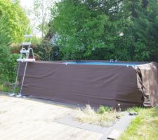Nouveauté de l'année : une piscine tubulaire (avec bâche marron pas magnifique mais qui masque un peu) côté nord/garage !