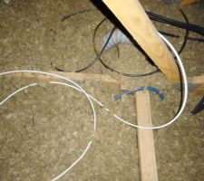 Câble TV et 2 câbles électriques en attente (3x1.5 mm2 + 2x2.5mm2)