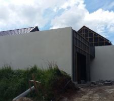 Vue est, entr&eacute;e de la maison et garage