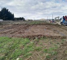 Le chantier d&eacute;marre par le tra&ccedil;age des fondations. Apr&egrave;s tous les probl&egrave;mes et les retards sur l'acquisition du terrain, &ccedil;a fait plaisir d'avoir un conducteur de travaux qui sait travailler vite ! Merci Ludo !