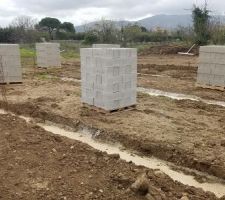 Livraison des parpaings pour la dalle