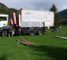 Arrivée du container sur le terrain.