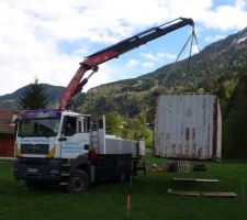 Arrivée du container sur le terrain.