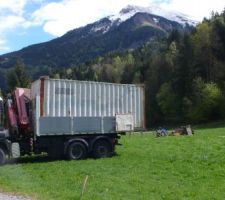Arrivée du container sur le terrain.
