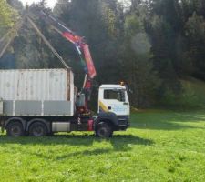 Arrivée du container sur le terrain.