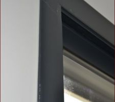 Baie vitrée abîmée lors de la pose à plusieurs endroits, pas de conducteur de travaux car il avait démissionné... et le maçon a oublié de rendre compte... donc au final les techniciens nous on dit que les baguettes cachent misère ne tiendrait pas... au final on doit s'en contenter...