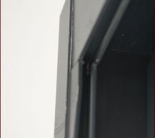 Baie vitrée abîmée lors de la pose à plusieurs endroits, pas de conducteur de travaux car il avait démissionné... et le maçon a oublié de rendre compte... donc au final les techniciens nous on dit que les baguettes cachent misère ne tiendrait pas... au final on doit s'en contenter...