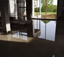 Surprise !! Maison en piscine à cause des seuils qui ne permettent plus l'évacuation de l'eau contrairement au garage ..