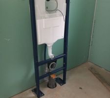 Pose du WC suspendu dans la salle d eau parentale.