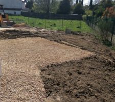 La petite terrasse qui avait été stabilisée avec de gros cailloux est aussi maintenant recouverte d'une bonne couche de gros gravier.