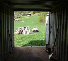 Voilà, le container tout propre ! Il faudra le gardé à peu près rangé, pour pouvoir accéder à ce qui va y être rangé.