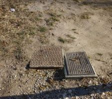 Sur la bordure du terrain, &agrave; 5 m&egrave;tre de la futur construction :
Eau + tout &agrave; l'&eacute;gout