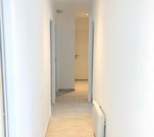 Peinture faite et mise en place de trois spots dans le couloir.