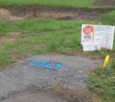 Aujourd'hui pose du réseau d'eau potable et des eaux usées sur notre terrain; ainsi que le compteur d'eau.