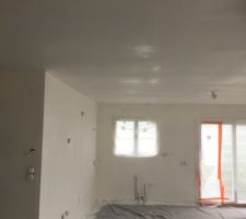 Enfin un accès à la maison , donc on protège tout les sols , enduire tout les plafonds , ensuite impression des murs ( sous couche )