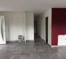 Enfin un accès à la maison , donc on protège tout les sols , enduire tout les plafonds , ensuite impression des murs ( sous couche )