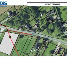 Voici la situation actuelle. Notre parcelle en gris avec le poteau en plein au niveau de l'implantation de la future maison