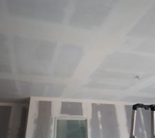 Début de la sous couche - plafond de notre chambre