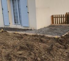 All&eacute;e beton d&eacute;sactiv&eacute; avant de la maison r&eacute;alis&eacute; par la maison des travaux crecy