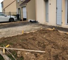 Place de parking beton d&eacute;sactiv&eacute; avant de la maison r&eacute;alis&eacute; par la maison des travaux crecy