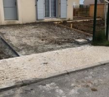 Place de parking beton d&eacute;sactiv&eacute; avant de la maison r&eacute;alis&eacute; par la maison des travaux crecy