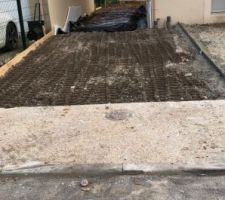 Place de parking beton d&eacute;sactiv&eacute; + chape garage  avant de la maison r&eacute;alis&eacute; par la maison des travaux crecy