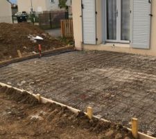 Terrasse de 40 m2 arriere de la maison r&eacute;alis&eacute; par la maison des travaux crecy