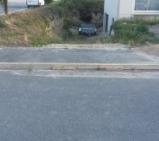 Trottoir en béton extrudé à modifier en bateau