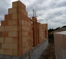 A y est les murs montent! Ça prend forme