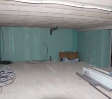 Placage sous-sol... mon futur atelier, et à droite la cave