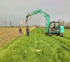 Avril 2018 - Pose des piquets en châtaignier pour la partie chevaux