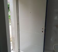 Voici la porte de la futur maison