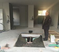 Reprise de la pose de la cave enterr&eacute;e avec vidage et mise en place de la motorisation et de la structure de la trappe d acc&egrave;s.