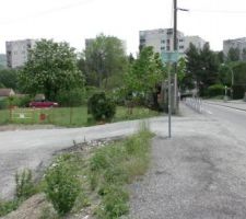 Les usagers du parking sont oblig&eacute;s de croiser les v&eacute;hicules qui entrent et sortent pour communiquer avec le passage entre mon mur et le garde corps. Ils passent, plus loin, devant mon porche.