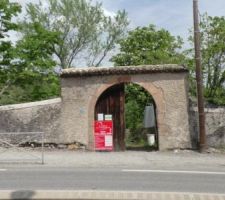 Pour entrer, en venant de droite, cela peut passer mais lentement.
Pour sortir, le rayon de braquage m'oblige &agrave; monter sur la bordure centrale ou &agrave; manoeuvrer sur la voie de circulation.