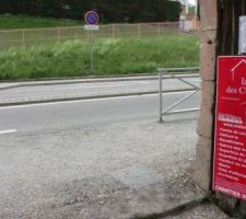 Je sors de chez moi, je dois choisir, la barri&egrave;re ou la bordure centrale ?
Je manoeuvre au milieu du boulevard.