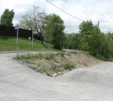 Les normes PMR dans le neuf imposent une pente maxi <5% si plus de 2 m de long.
L&agrave;, on est &agrave; plus de 15% sur 3m, bravo !