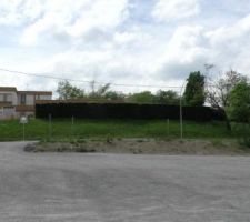 Il y a largement la place pour r&eacute;aliser une rampe PMR &agrave; moindre frais de 12 m, Environ 4%.
Et en m&ecirc;me temps en plus de l'entr&eacute;e &agrave; gauche, un escalier pour les valides et une sortie voitures &agrave; droite.
Mais l&agrave;, on ne pouvait plus emb&ecirc;ter le voisin !