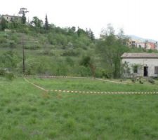 Preuve d'un futur d&eacute;marrage, la bande Ferrari.
Vue  vers le nord sur l'autre versant du ruisseau de Paste.