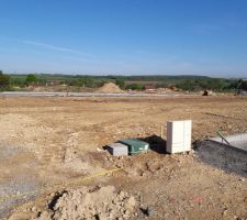 Le terrain est presque prêt pour le démarrage de la construction, le bornage n'est pas encore fait.