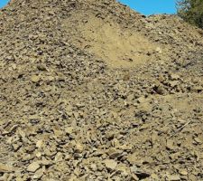 Montagne de cailloux issus du d&eacute;caissement &agrave; &eacute;vacuer