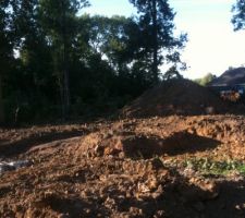Terrassement   decouverte d un rocher de la taille d'un camion , on ne voit meme pas la profondeur...truc de ouf!!!!!