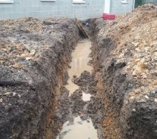 Avec les nombreux jours de pluie que nous avons eu, les tranch&eacute;es se sont en peu remplies d'eau par endroit. Il a fallu colmater avec du sable.